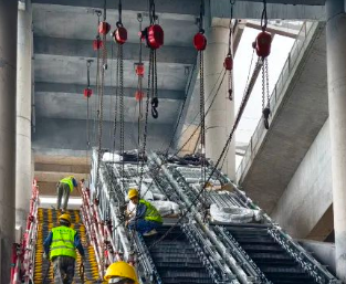 滬蘇湖高鐵練塘站電梯安裝群吊電動葫蘆助力建設提速